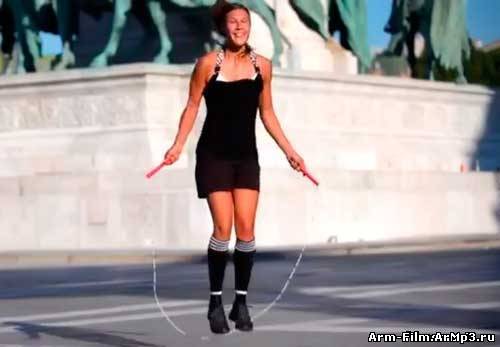 Ролик с девушкой со скакалкой бьет рекорды в Интернете
